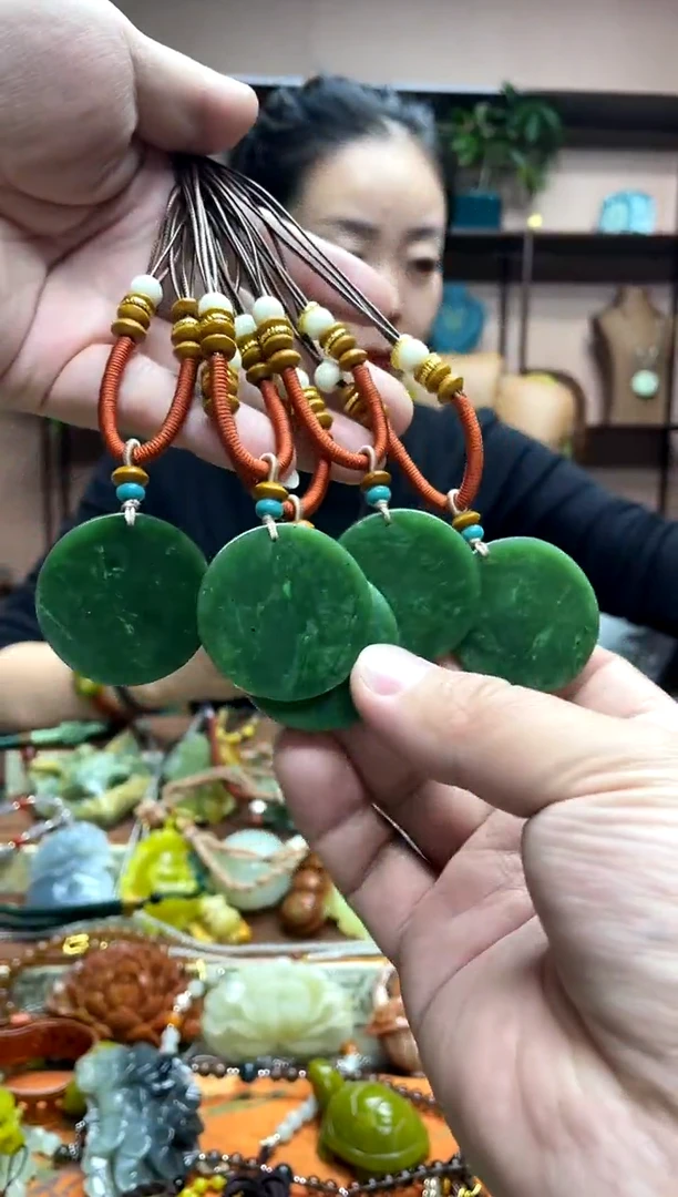 颈饰未镶嵌和田玉多样性发货发其中之一