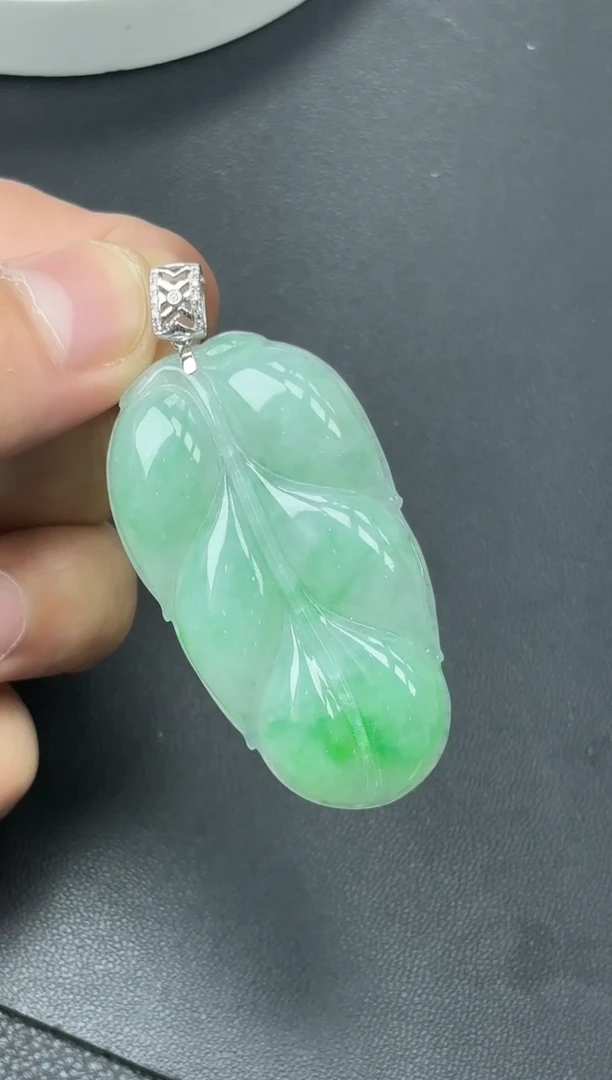 颈饰18K金镶嵌翡翠叶子