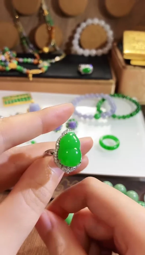 翡翠戒指18K金镶嵌手饰