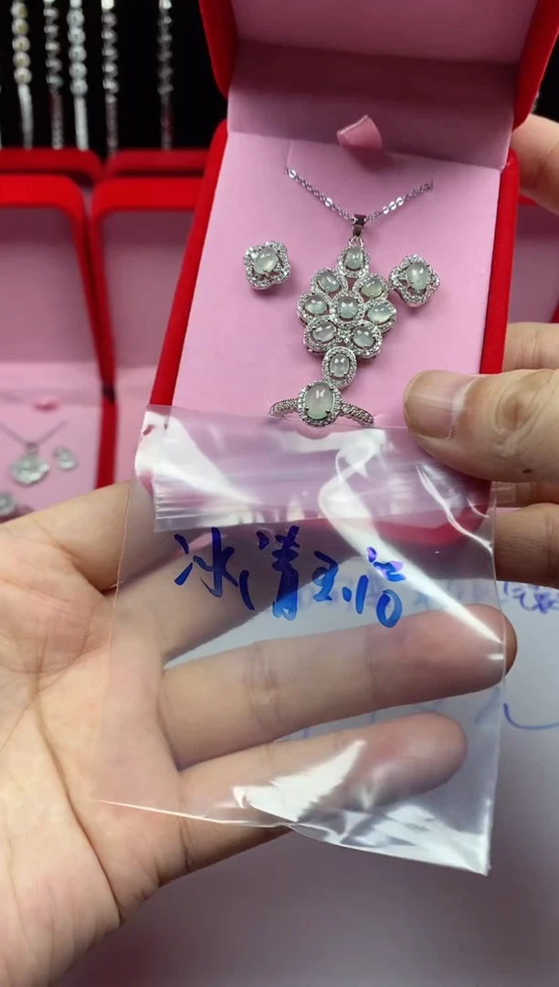 未镶嵌戒指翡翠冰***?翡翠吊坠