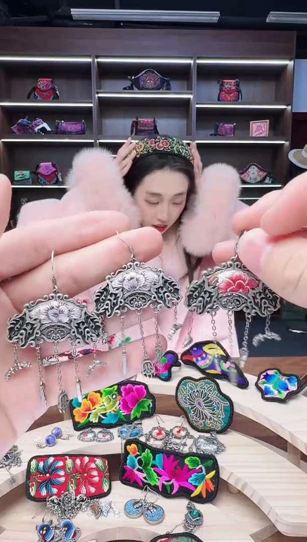 织绣20蒙阿苏苗绣传承店