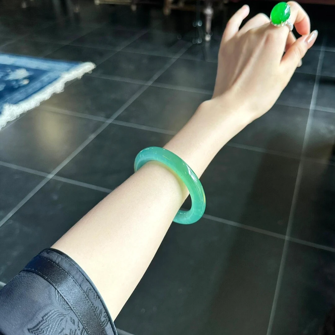 新中式天然远山黛玛瑙玉镯显白女款浓晴水绿玉髓手镯多样性发一