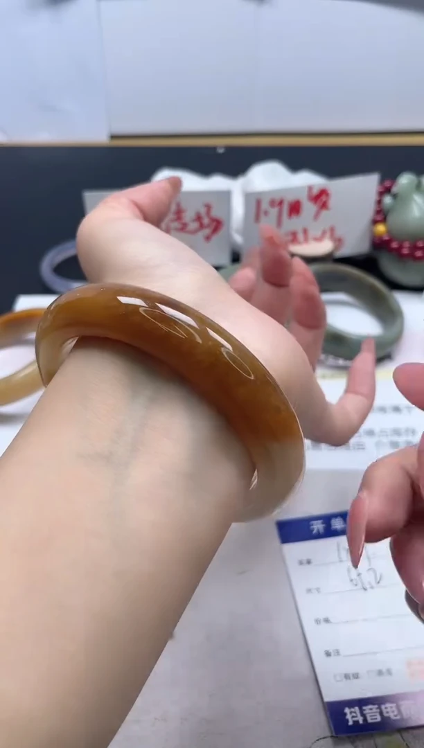 【闪购商品】石英质玉手镯未镶嵌189/65.2