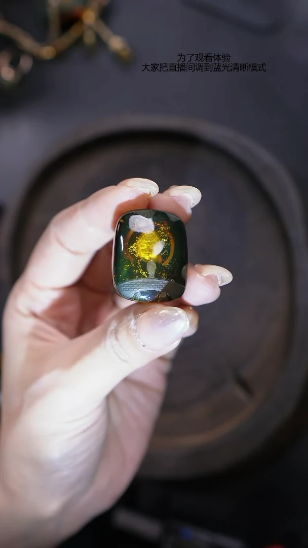 【闪购商品】蓝珀裸石未镶嵌微瑕红蓝珀心中有佛吊坠