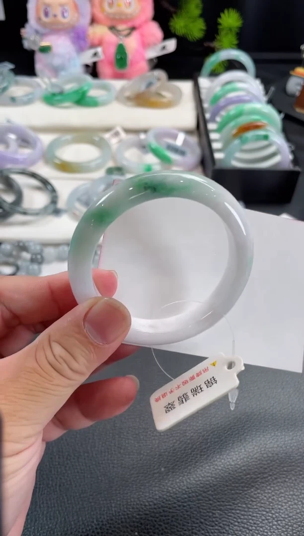 翡翠手镯未镶嵌55正圈 有一万条纹裂