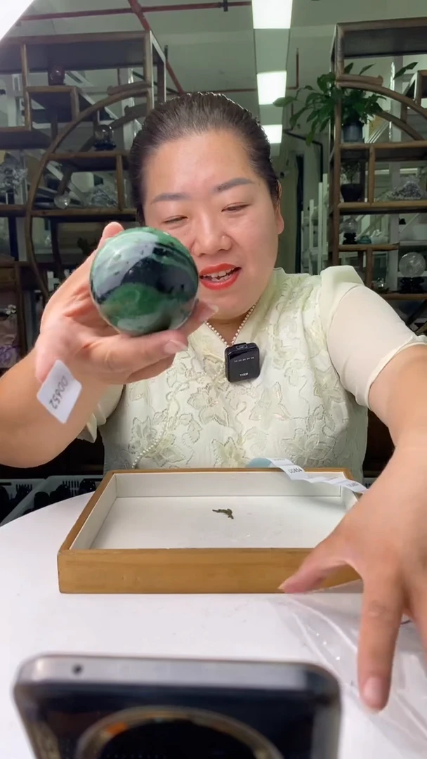 球刚玉-黝帘石（红绿宝）未镶嵌红绿宝球D652