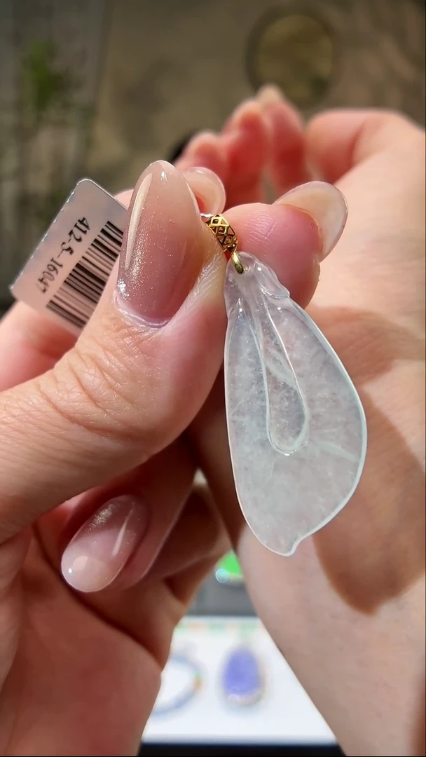 颈饰18K金镶嵌翡翠吊坠