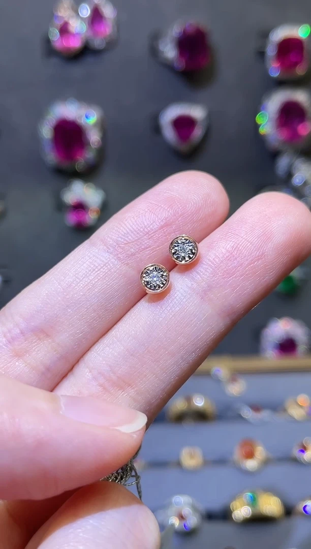 耳饰18K金镶嵌钻石0.02ct