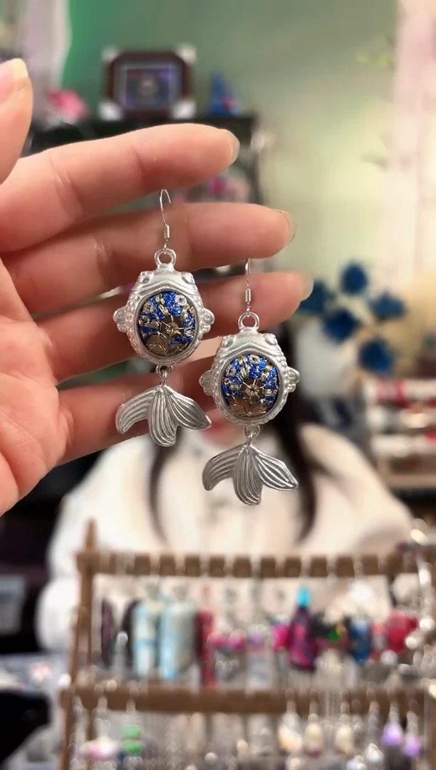 彩云南阁非遗老绣饰品309