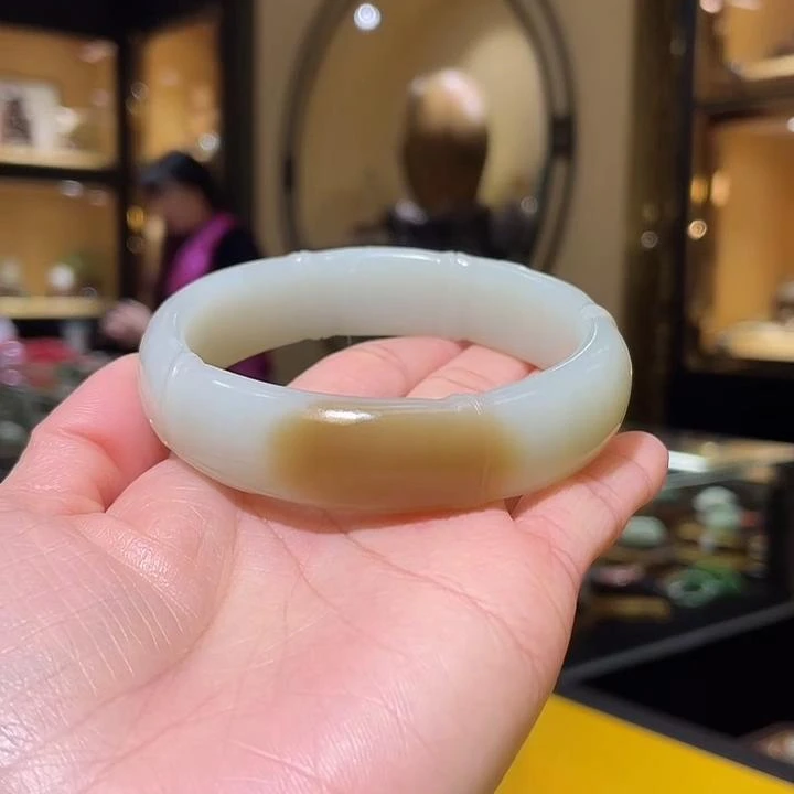 和田玉手镯圈口60.5，重67.1克