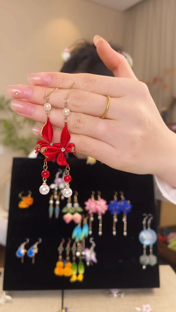 刺绣缠花红色蝴蝶耳环