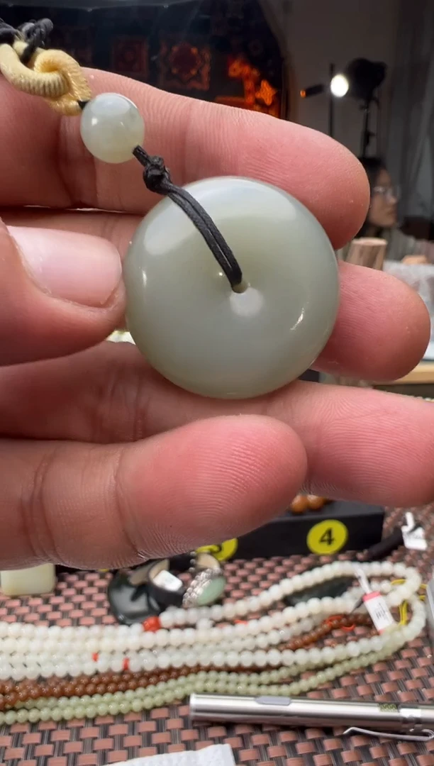 吊坠(赠链)未镶嵌和田玉且末料近矿青白玉平安扣