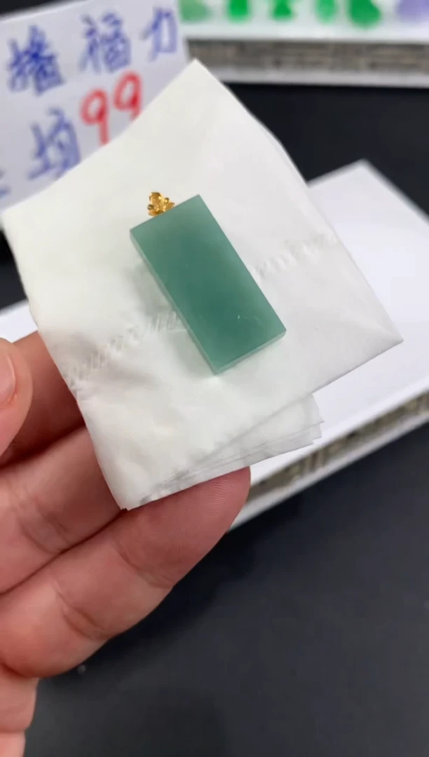 颈饰18K金镶嵌翡翠橙**咪翡翠