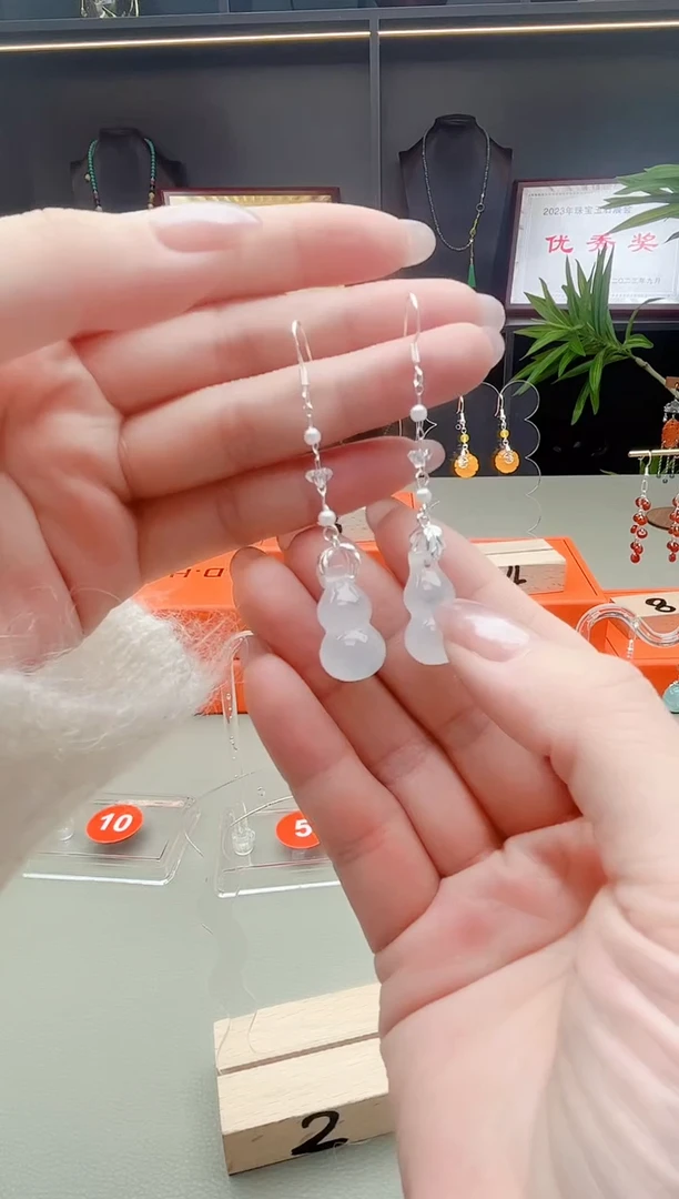 未镶嵌石英质玉（天山翠）耳钉535  白色