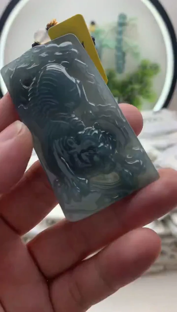 翡翠未镶嵌颈饰虎