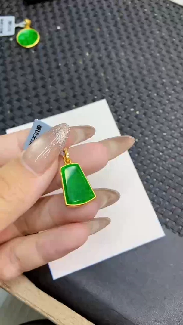颈饰未镶嵌翡翠1