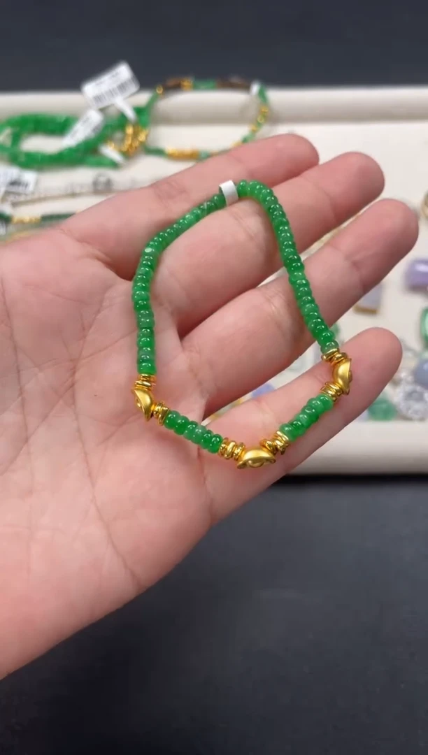 翡翠足金镶嵌套链一条   P260