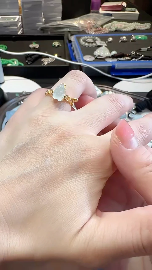 翡翠戒指18K金镶嵌貔貅戒指