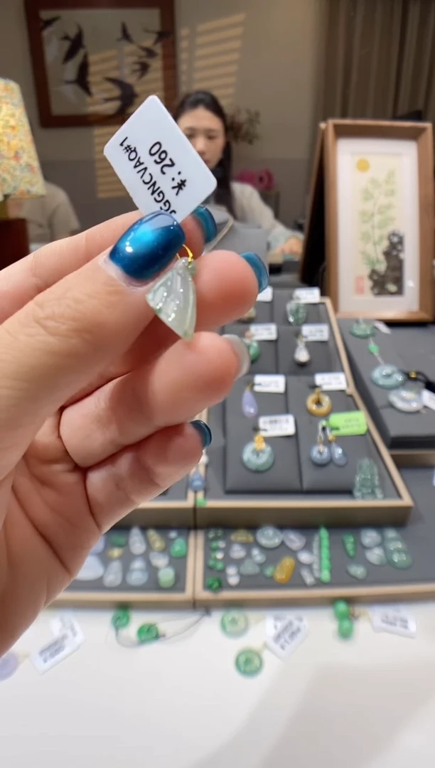 翡翠未镶嵌颈饰莲蓬