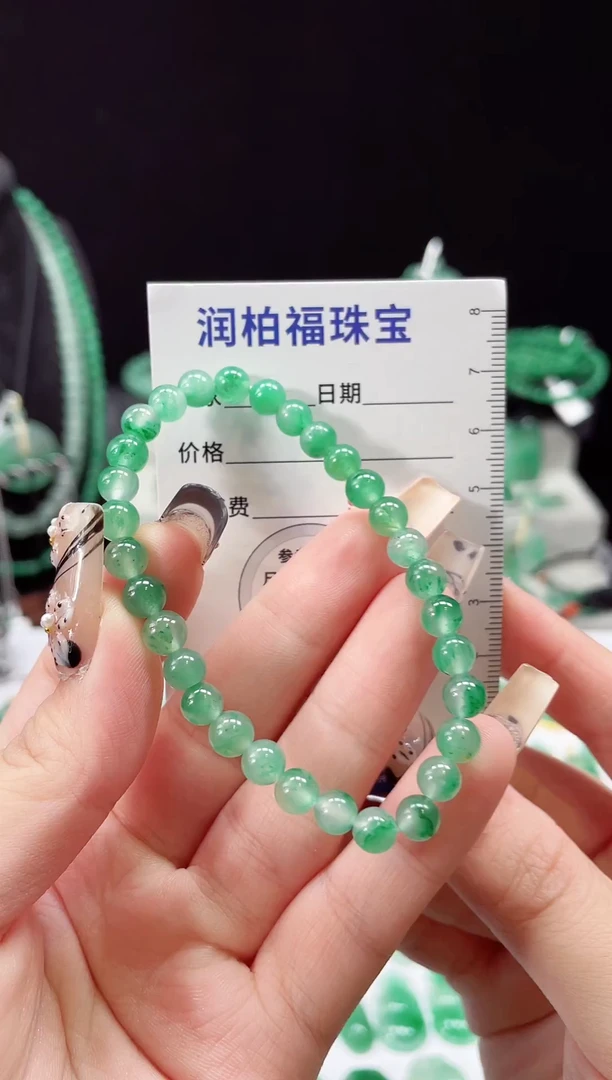 吊坠(赠链)未镶嵌石英质玉（非洲翠）3.58手串