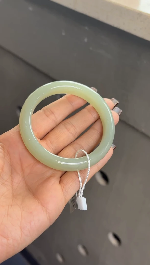 未镶嵌手镯和田玉（青白玉）且末近矿微色差57+手镯