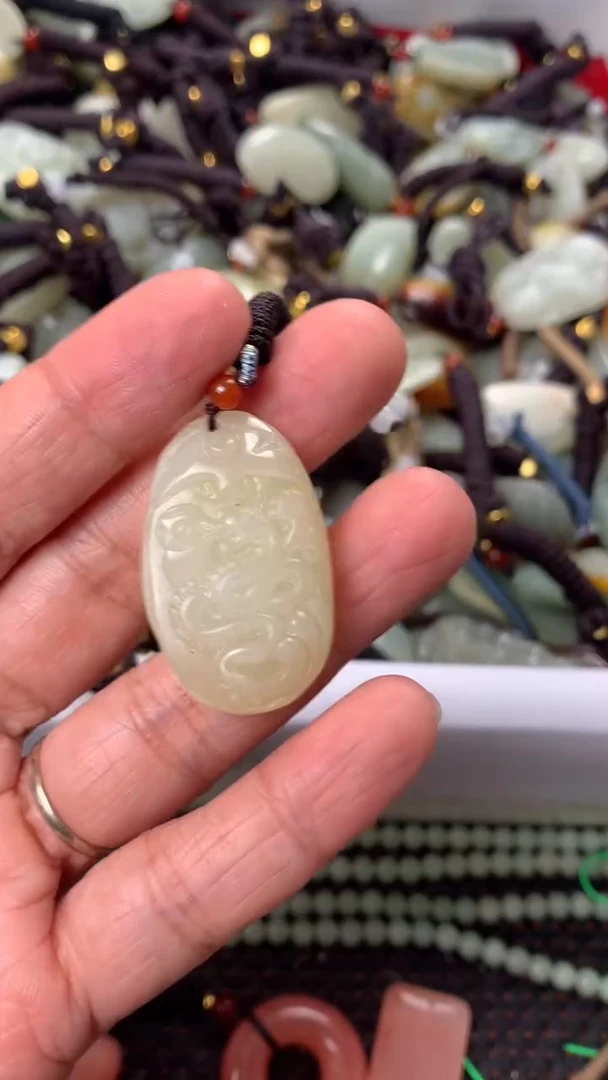 【闪购商品】和田玉颈饰未镶嵌多样性发货没有证书.拍一发一，有瑕
