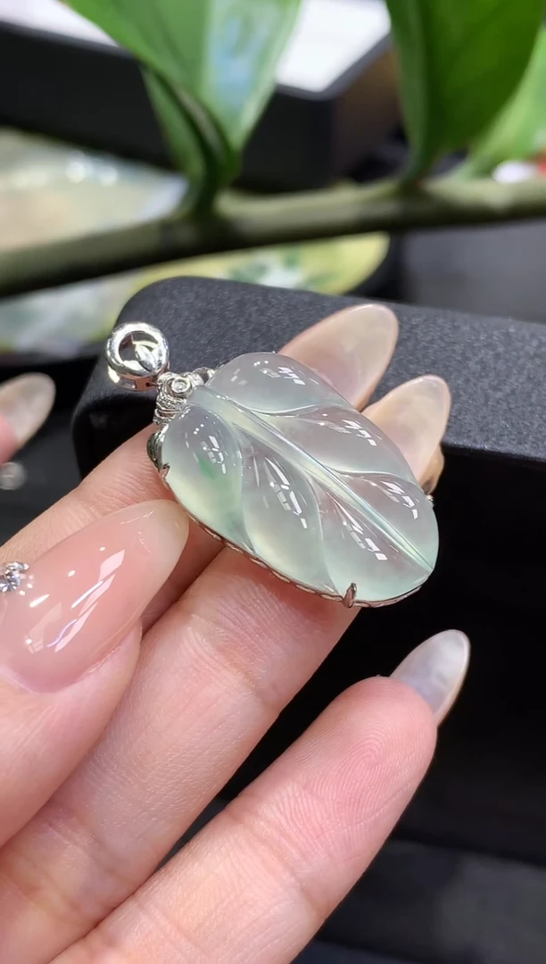 18K金镶嵌挂件翡翠叶子