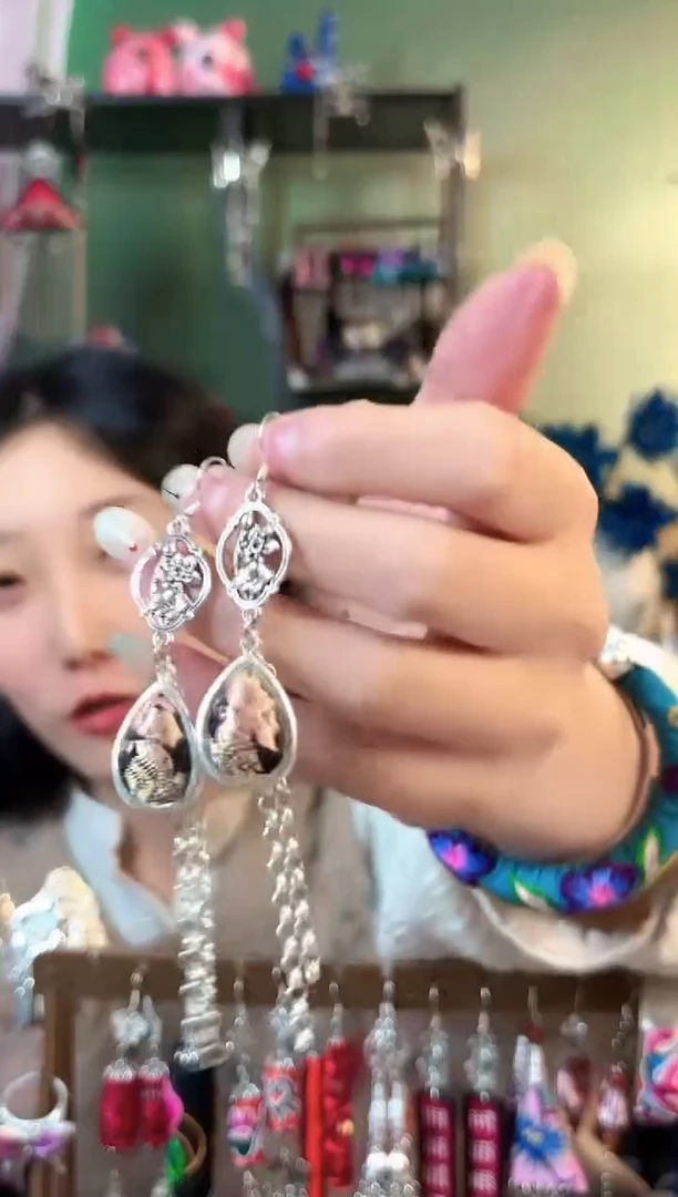 彩云南阁非遗老绣饰品827*