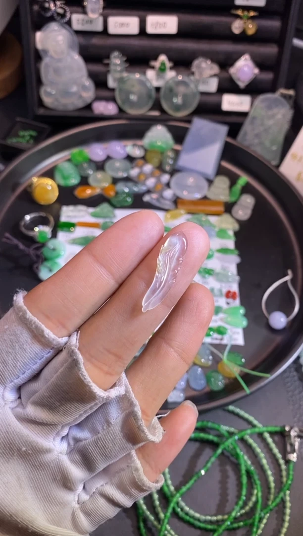 【闪购商品】翡翠挂件未镶嵌羽毛