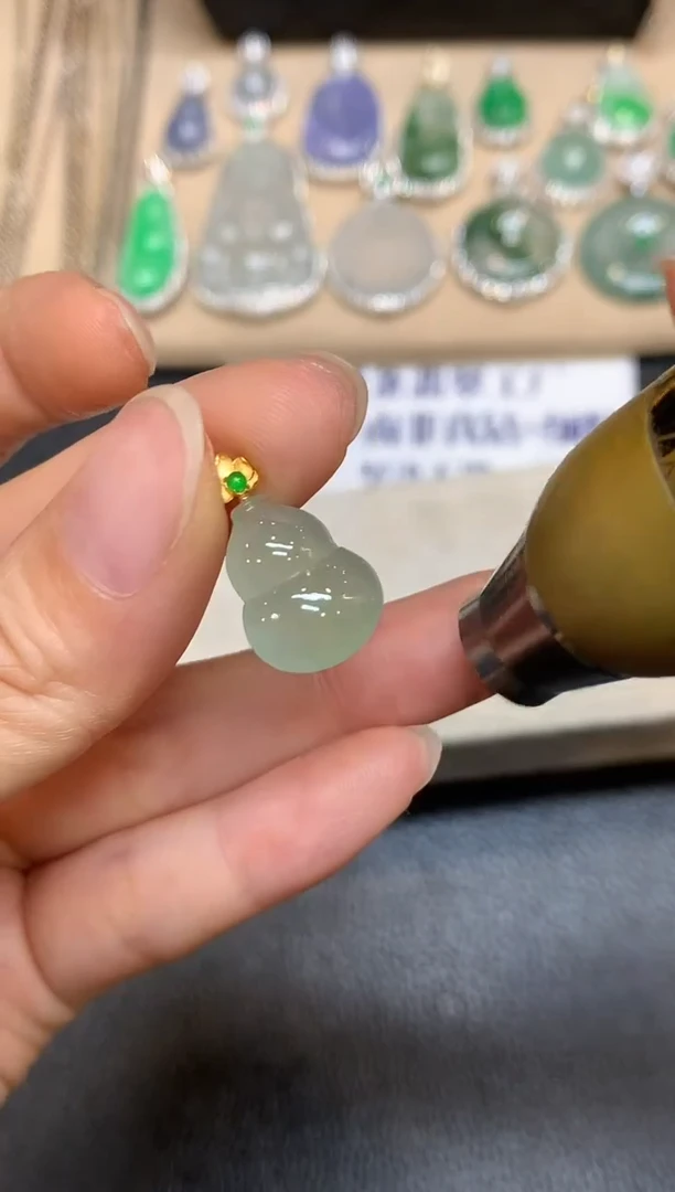 颈饰18K金镶嵌翡翠葫芦【无服务费