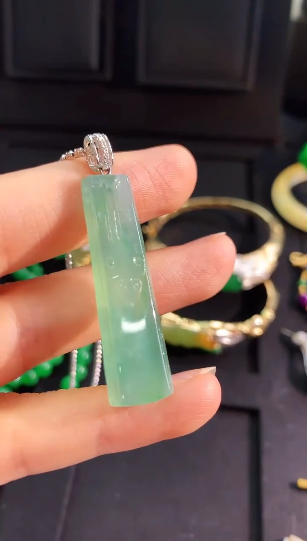 【闪购商品】翡翠吊坠(不含链)18K金镶嵌吊坠