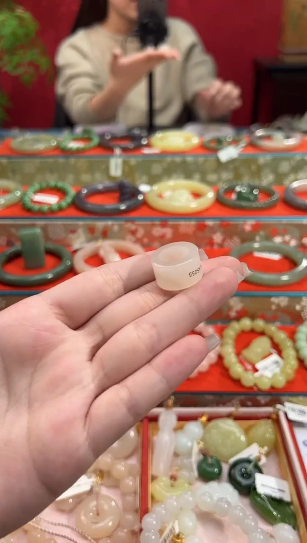 颈饰未镶嵌和田玉藕粉路路通