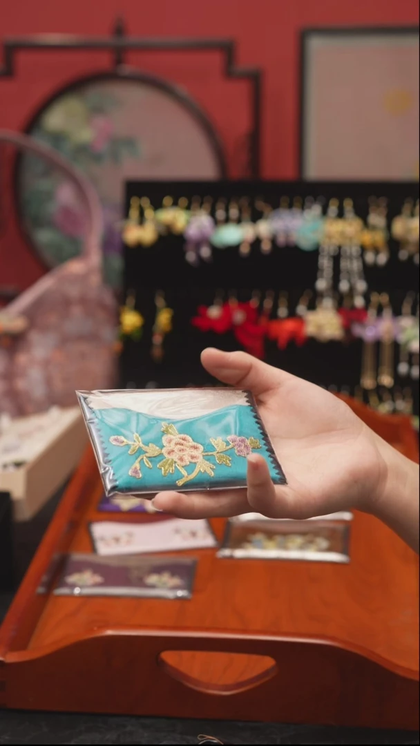 刺绣非遗绒花手工饰品
