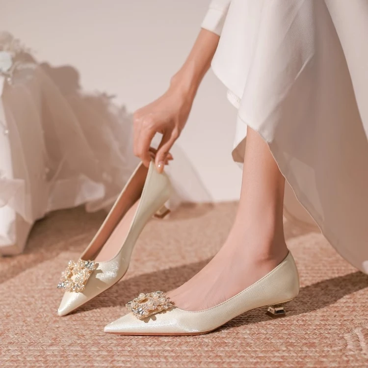 法式气质名媛御姐尖头单鞋女低跟订婚礼服伴娘鞋不累脚婚纱婚鞋