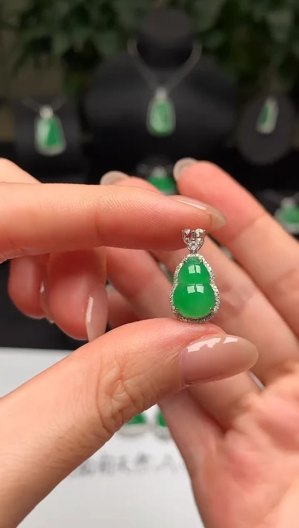 颈饰18K金镶嵌翡翠葫芦