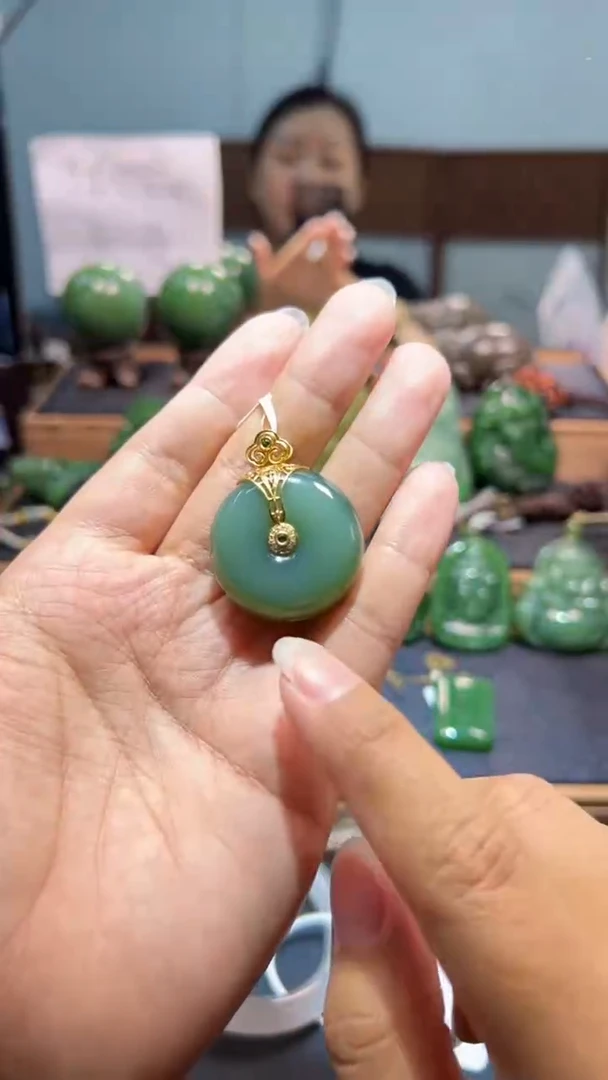颈饰18K金镶嵌和田玉（碧玉）1