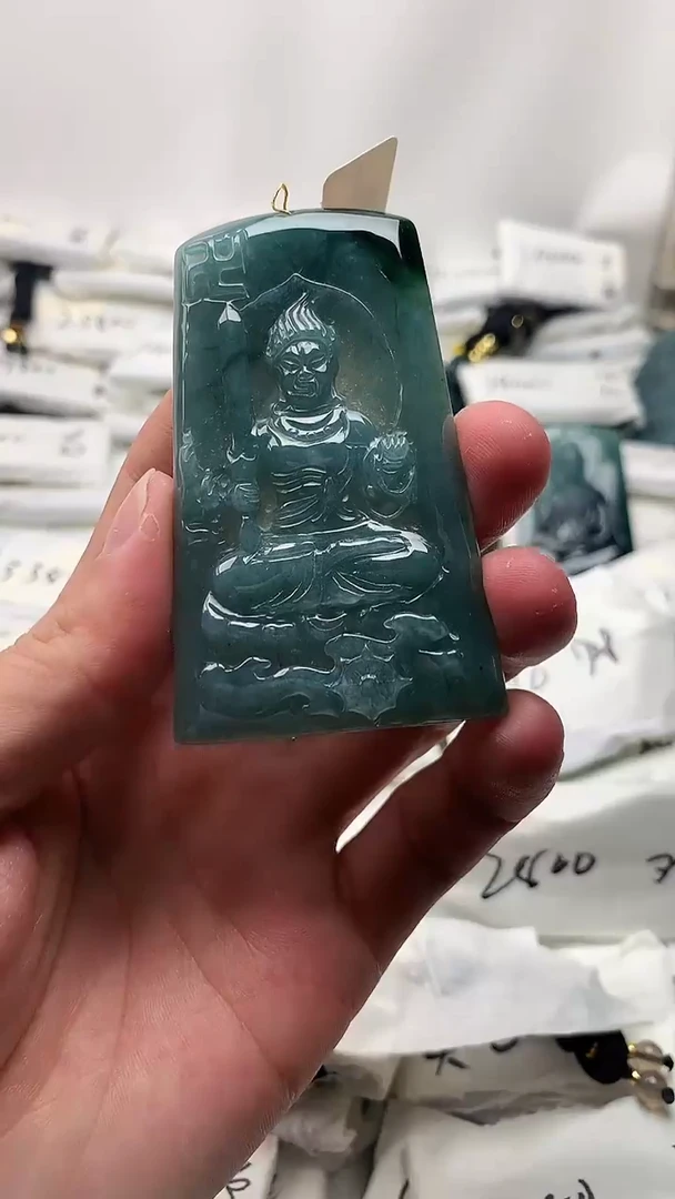 翡翠未镶嵌颈饰不动