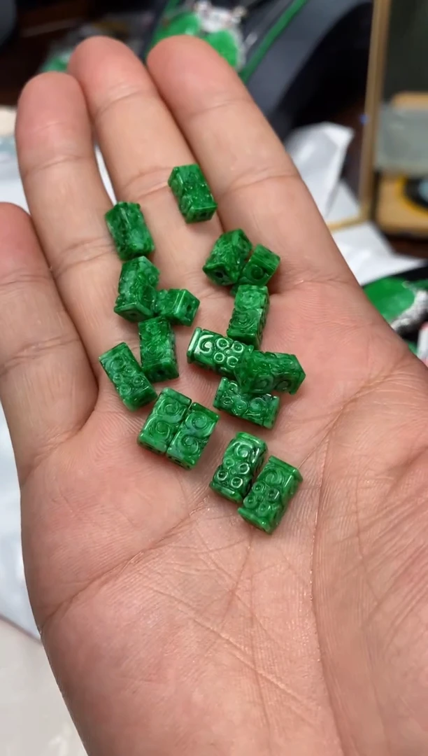 配石翡翠方桶珠2，随机发不指定