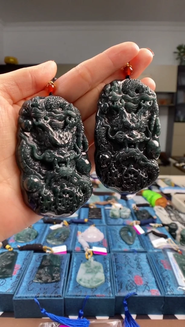 颈饰未镶嵌翡翠  多样性发其一