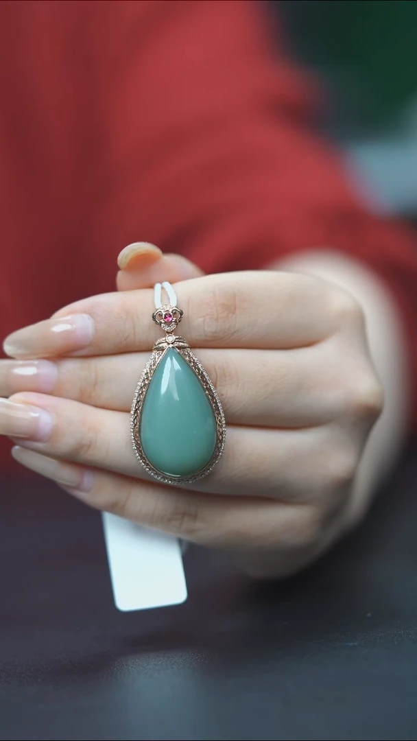 吊坠(赠链)未镶嵌和田玉鸭蛋青水滴 HG180065