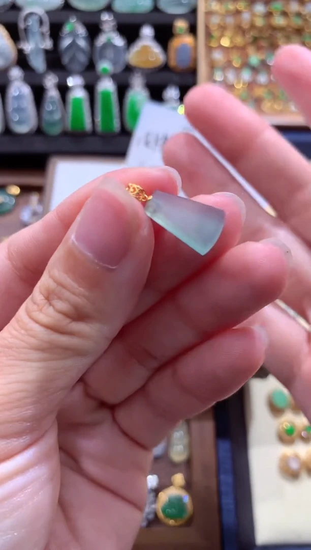 颈饰18K金镶嵌翡翠翡翠