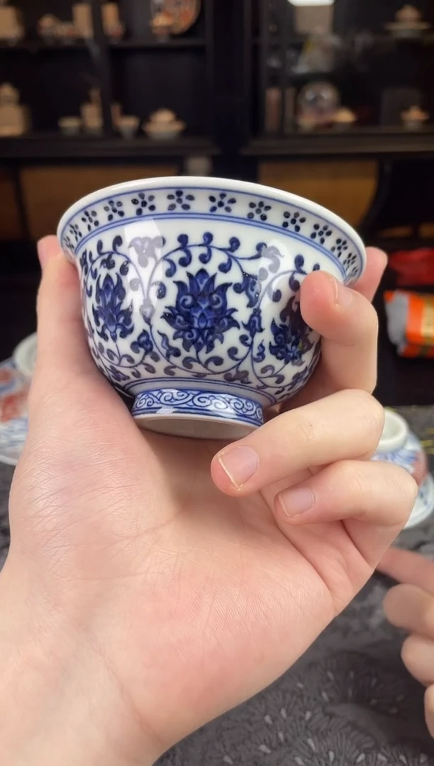 青花缠枝莲压手杯