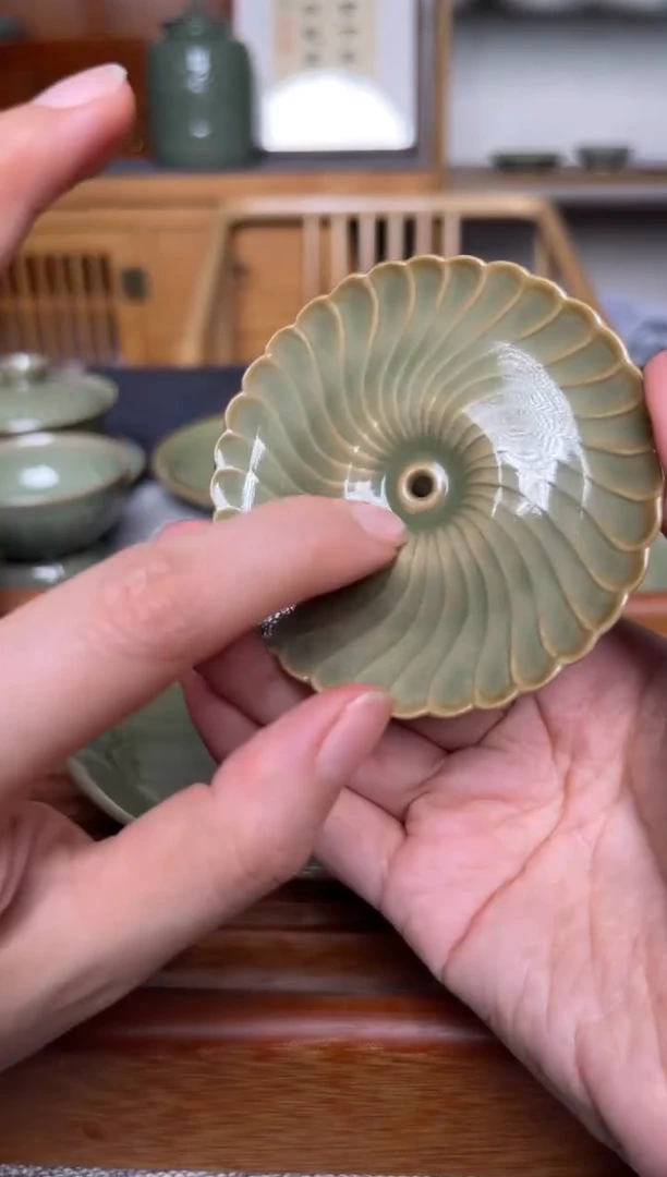 其他耀州窑橄榄绿香插 微瑕