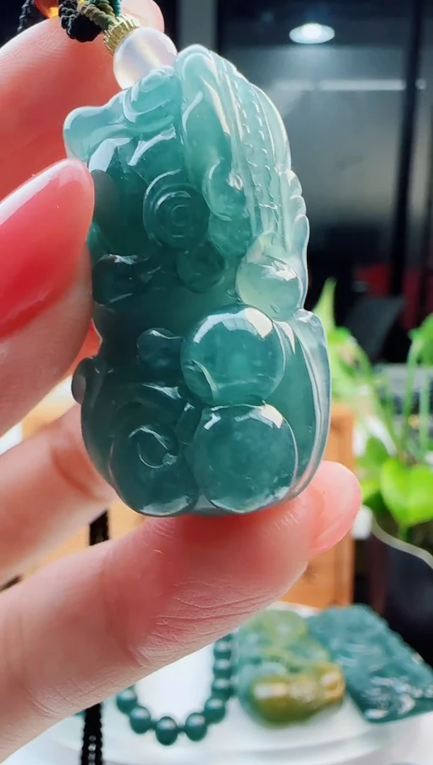 翡翠未镶嵌颈饰多样性发货其中一件