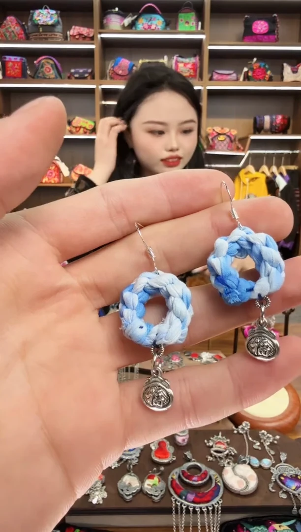 【闪购商品】织绣11蒙阿苏苗绣传承