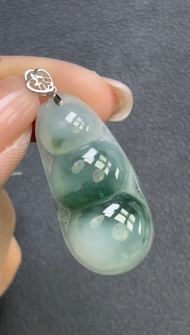 颈饰18K金镶嵌翡翠豆子