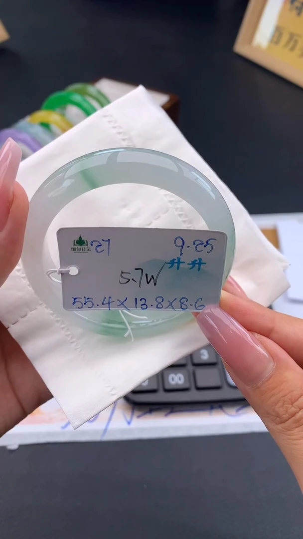 未镶嵌手镯翡翠自带#送人#，联系客服核对地址~