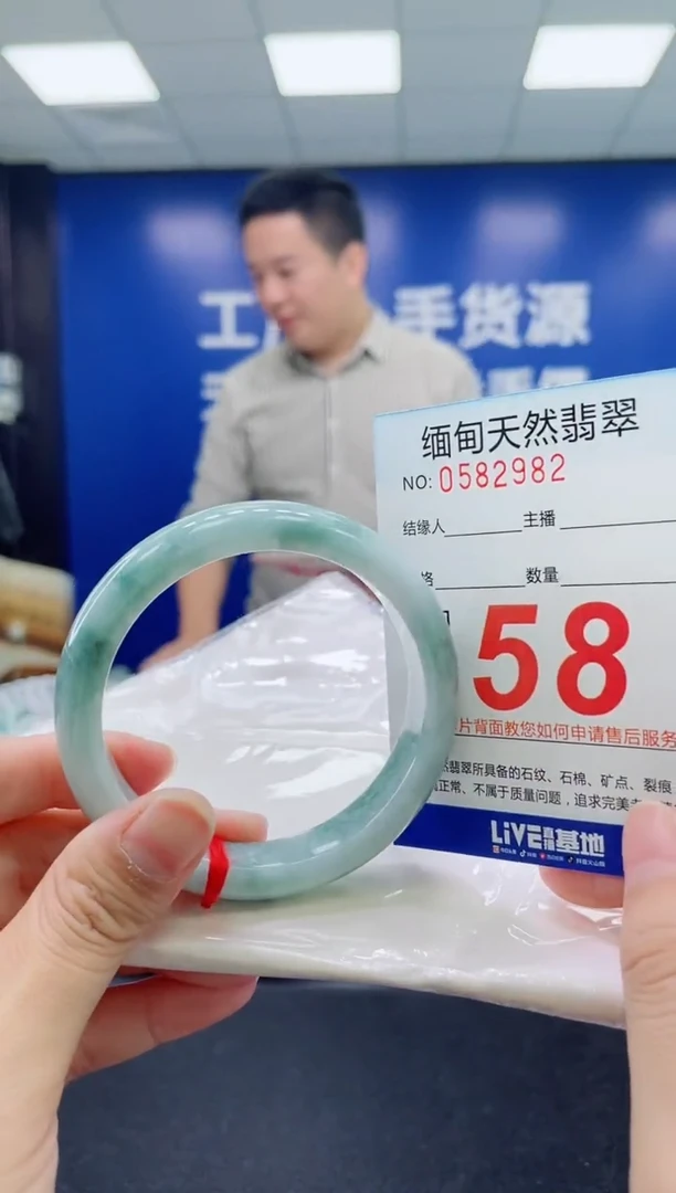 未镶嵌手镯翡翠天然翡翠手镯