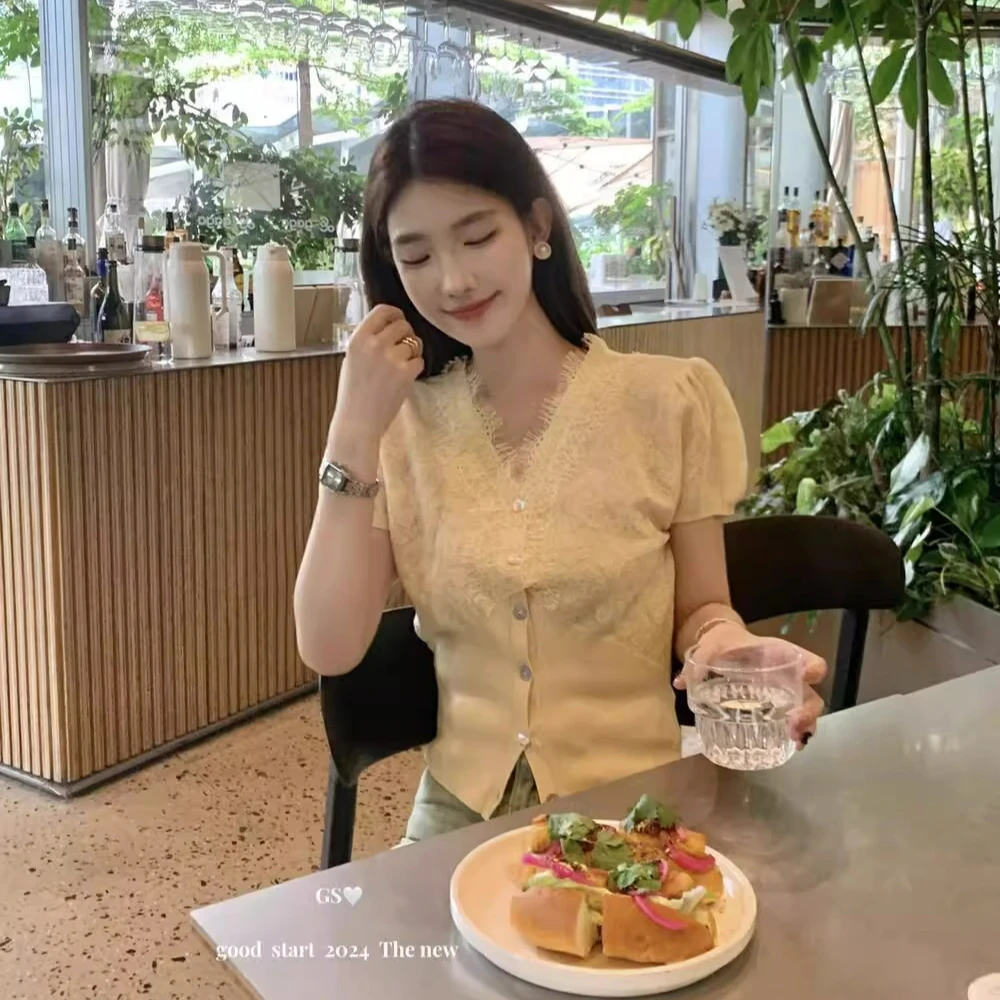 小香风V领蕾丝拼接针织开衫夏季新款法式单排扣修身显瘦短袖上衣