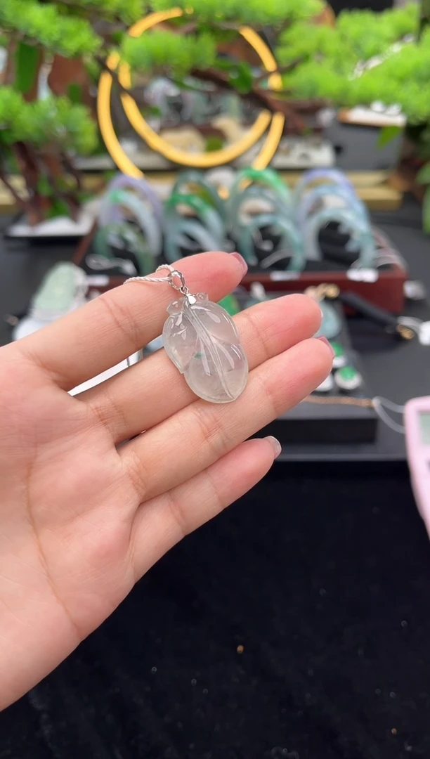 颈饰18K金镶嵌翡翠吊坠